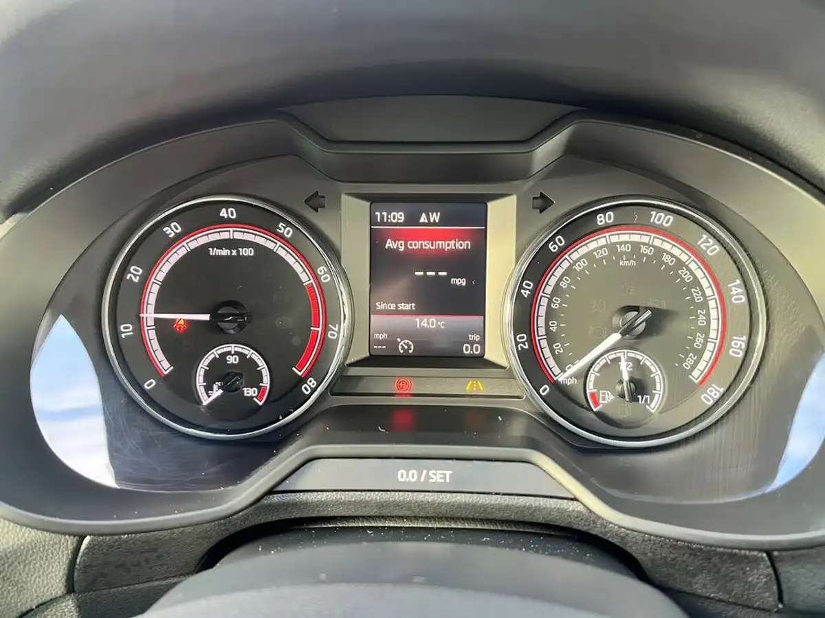 2019-skoda-octavia-20-tsi-vrs-hatchback-big-19