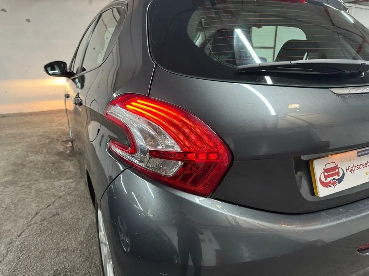 2013-peugeot-208-12-active-5d-big-54