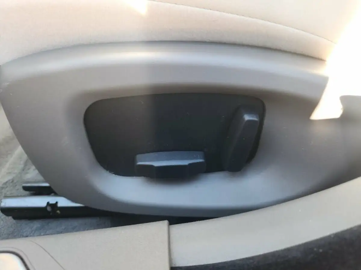 2015-jaguar-xe-20td-portfolio-180ps-auto-big-14