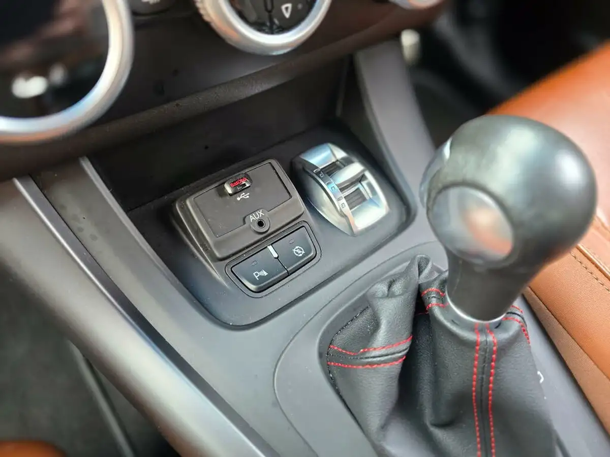 2015-alfa-romeo-giulietta-14-tb-exclusive-alfa-tct-big-27
