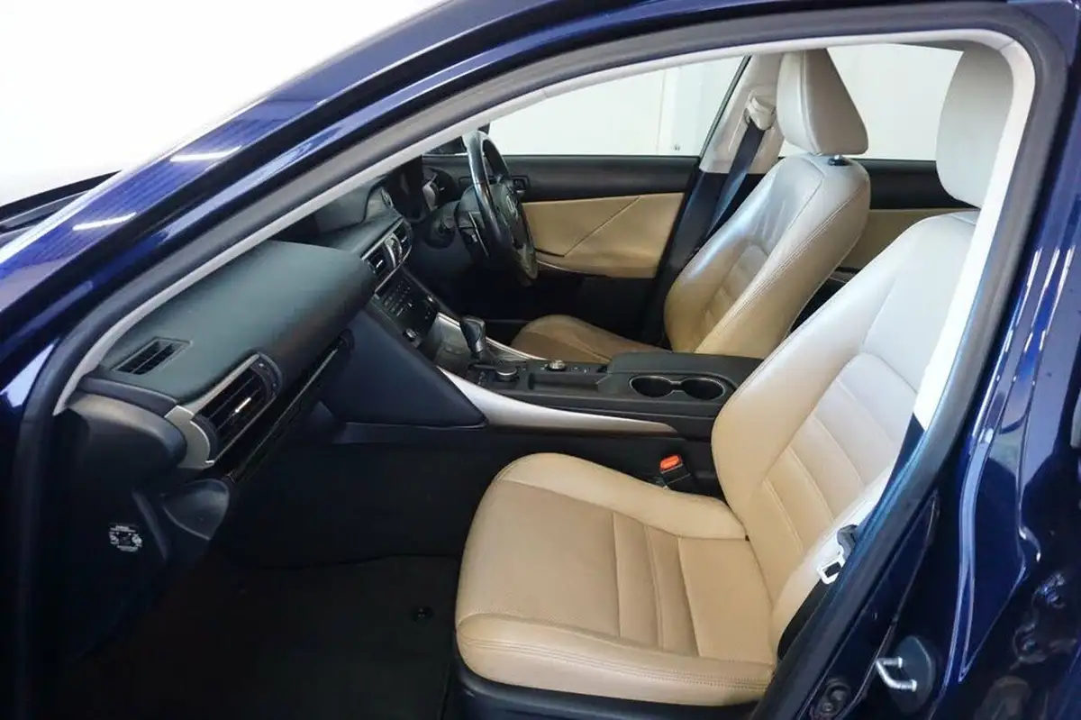2017-lexus-is-300h-25-advance-big-16