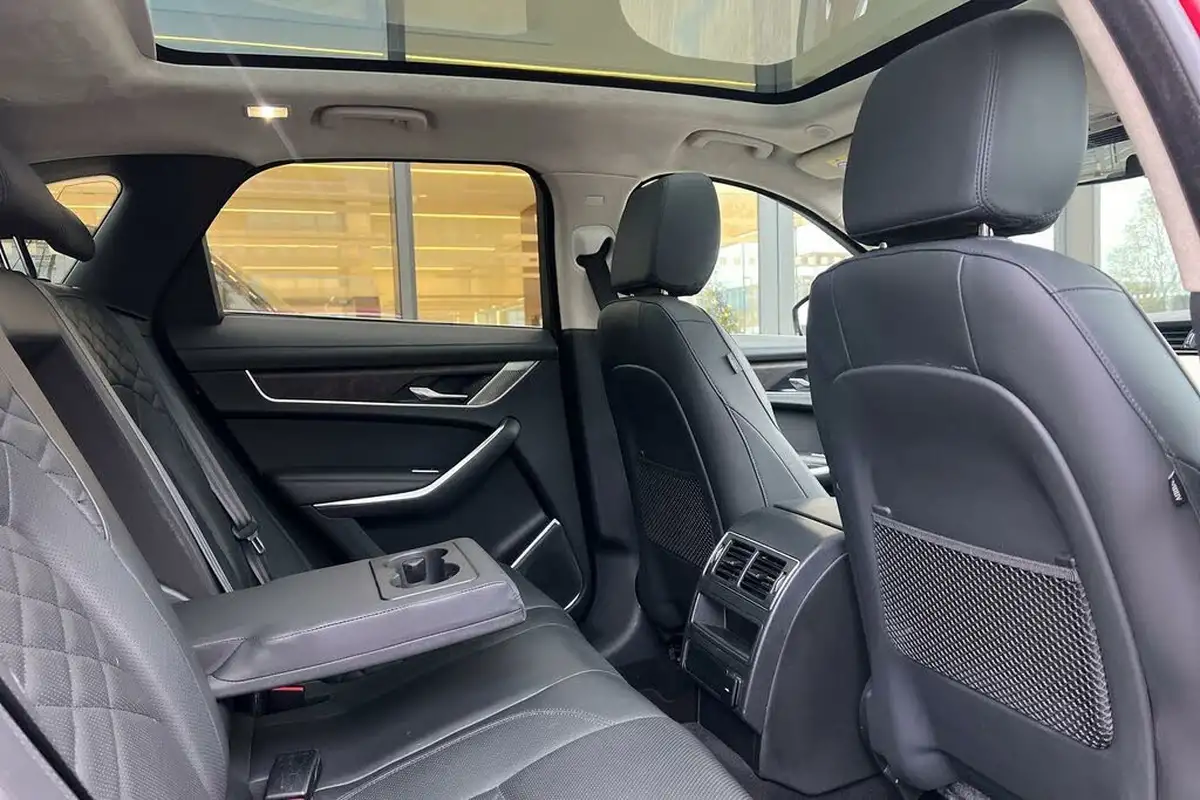 2021-jaguar-f-pace-20-d200-hse-mhev-big-35