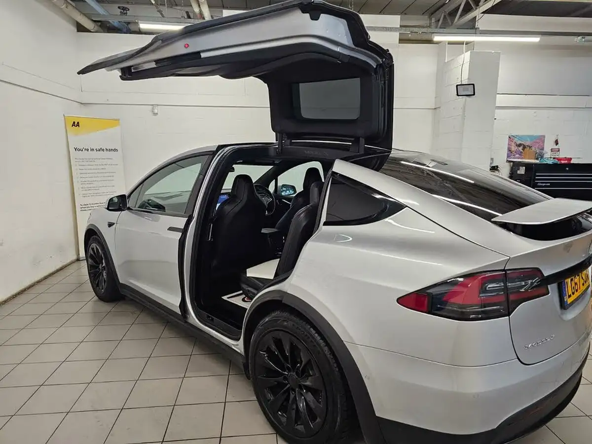 2017-tesla-model-x-e-75d-big-7