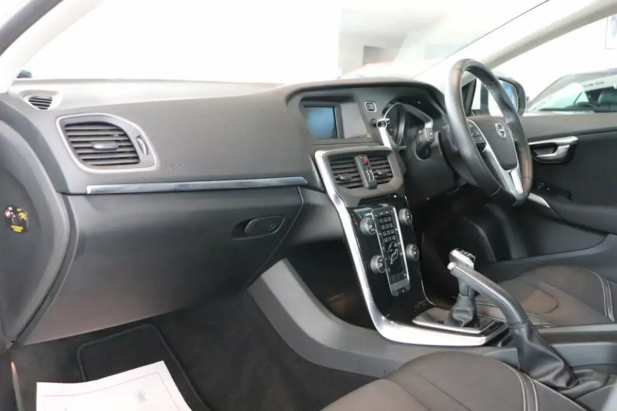 2016-volvo-v40-20-t2-momentum-big-3