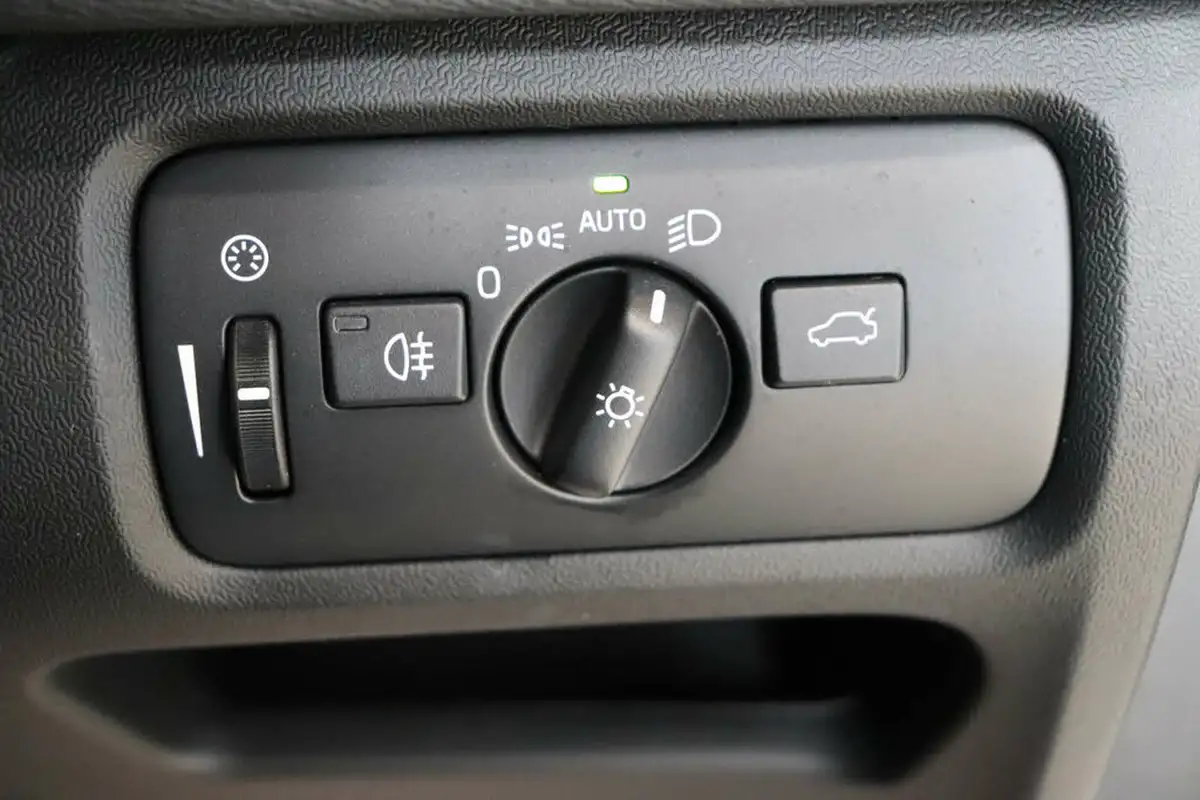 2016-volvo-v40-20-t2-momentum-big-51