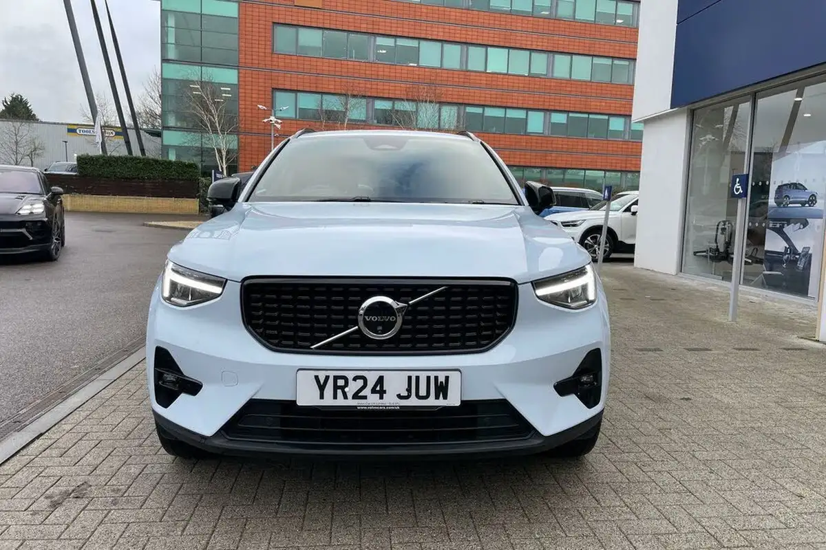 2024-volvo-xc40-20-b3-plus-big-11