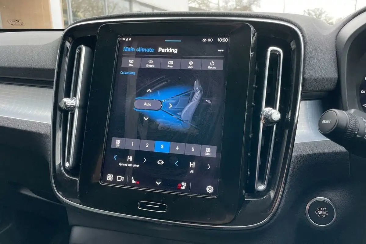 2024-volvo-xc40-20-b3-plus-big-39