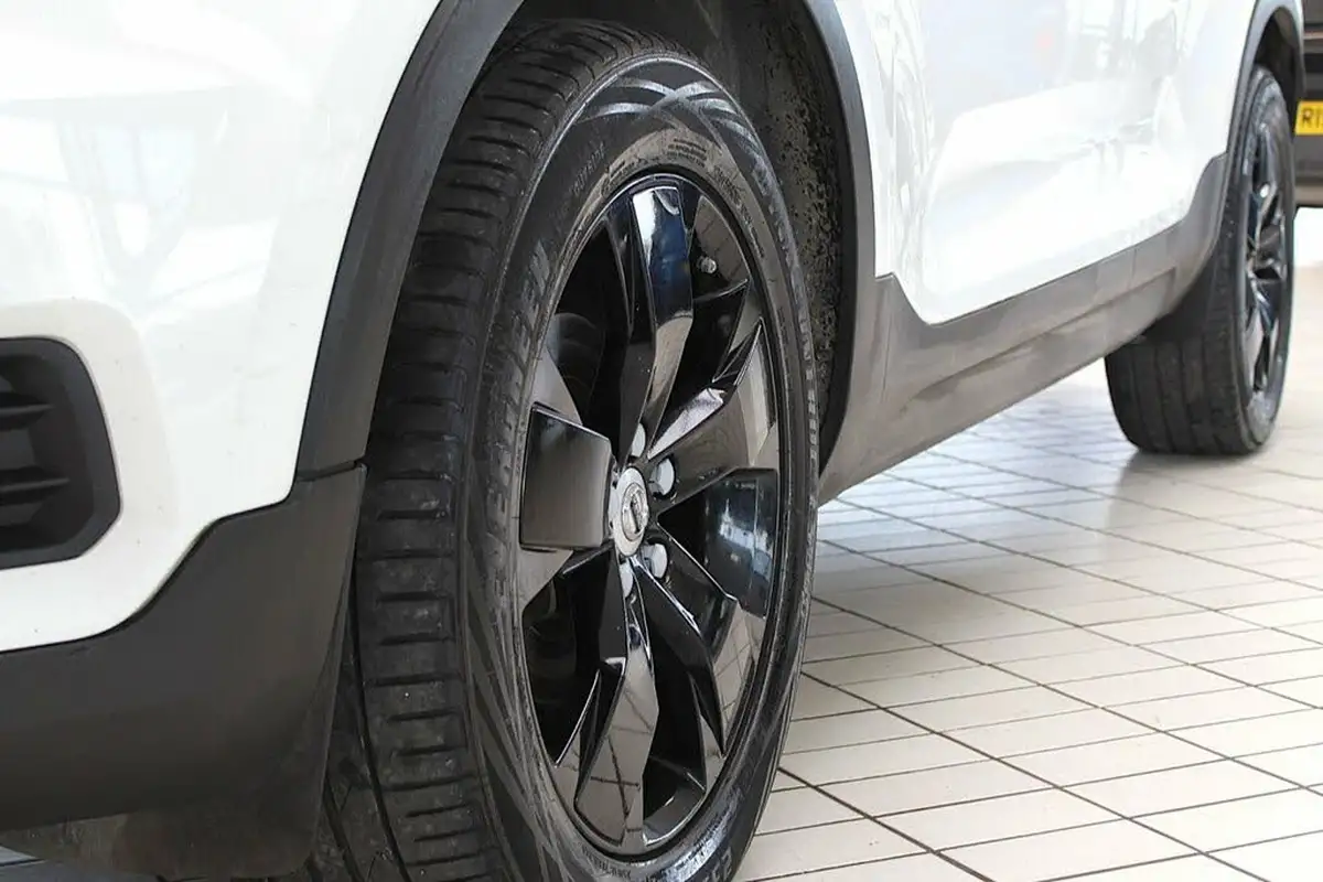 2018-volvo-xc40-20td-d3-momentum-geartronic-big-3