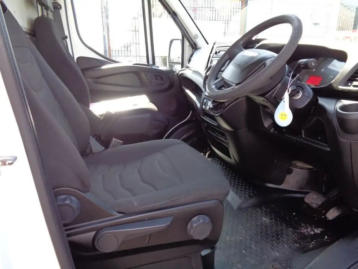 2015-iveco-daily-s-class-23td-35s11-3750-big-4