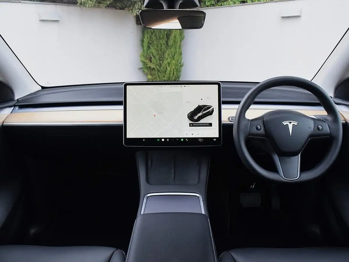 2022-tesla-model-y-e-long-range-big-15