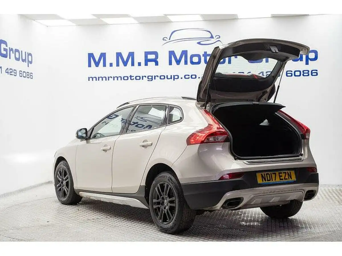 2017-volvo-v40-15-t3-cross-country-big-14