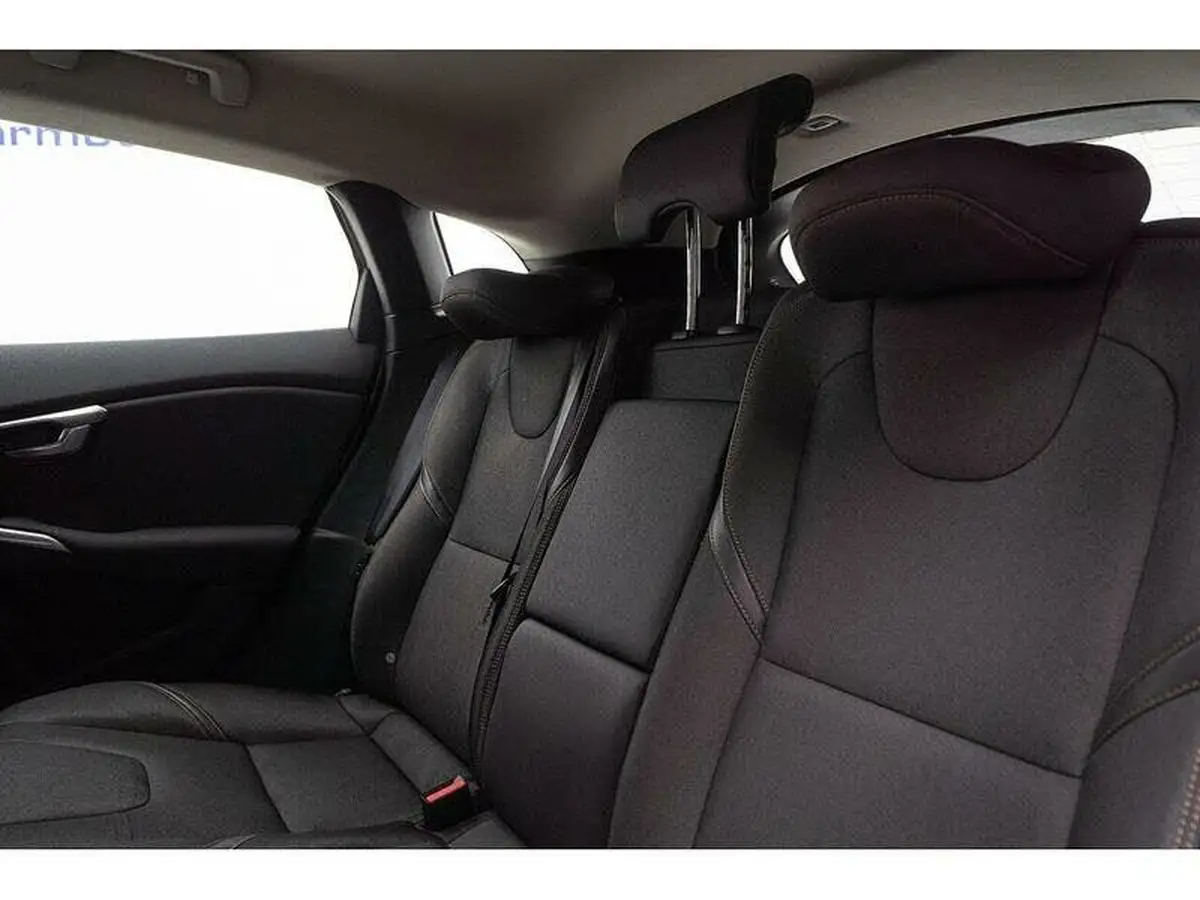 2017-volvo-v40-15-t3-cross-country-big-38