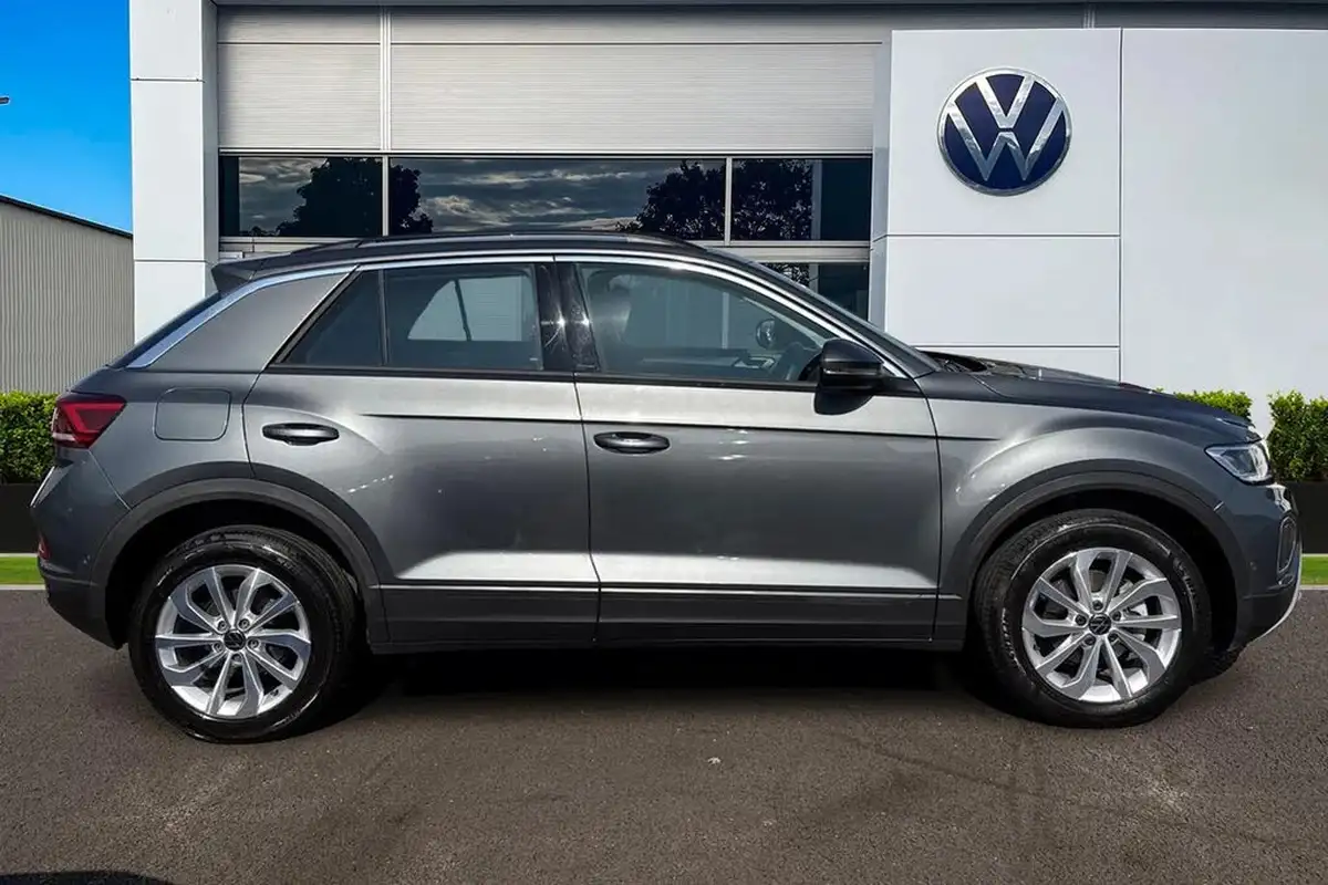 2022-volkswagen-t-roc-10-tsi-life-big-2