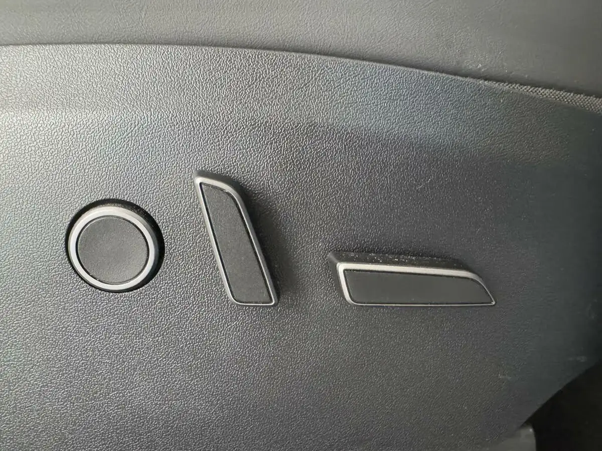 2023-tesla-model-y-e-long-range-big-15