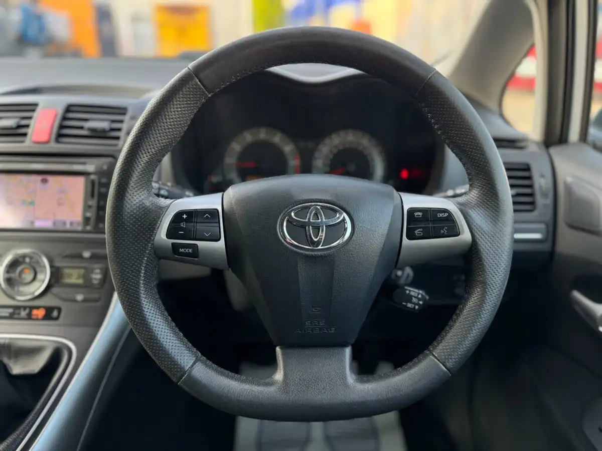 2012-toyota-auris-16-tr-big-13