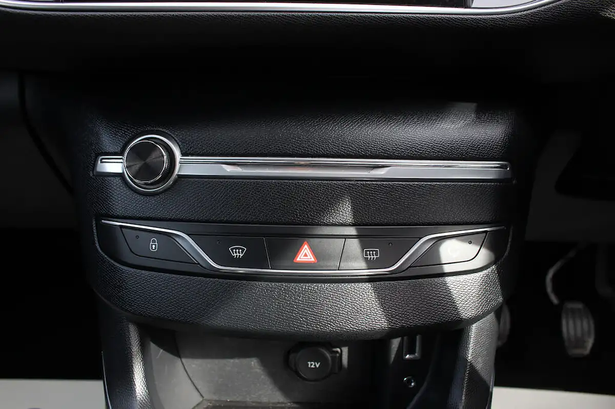 2015-peugeot-308-12-active-puretech-110bhp-big-31