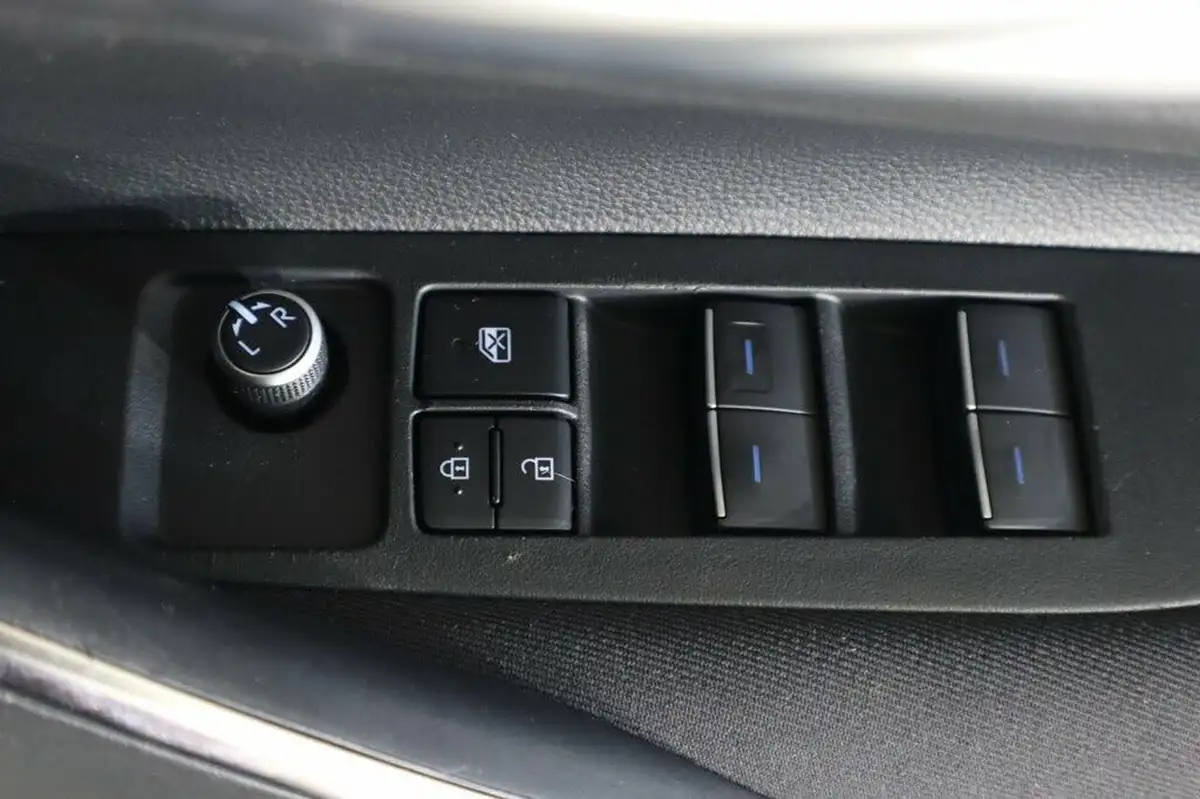 2022-toyota-corolla-18-vvt-i-icon-120bhp-trk-hatchback-5d-big-22