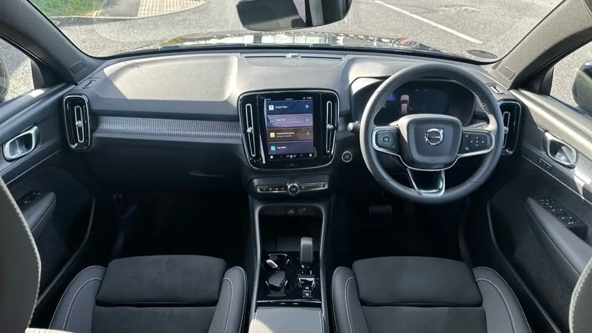 2025-volvo-xc40-20-b3-plus-black-edition-big-4