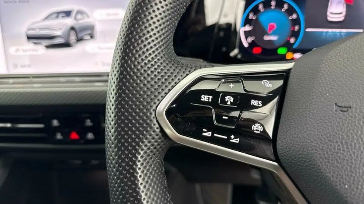 2022-volkswagen-golf-15-etsi-r-line-150ps-hatchback-big-23
