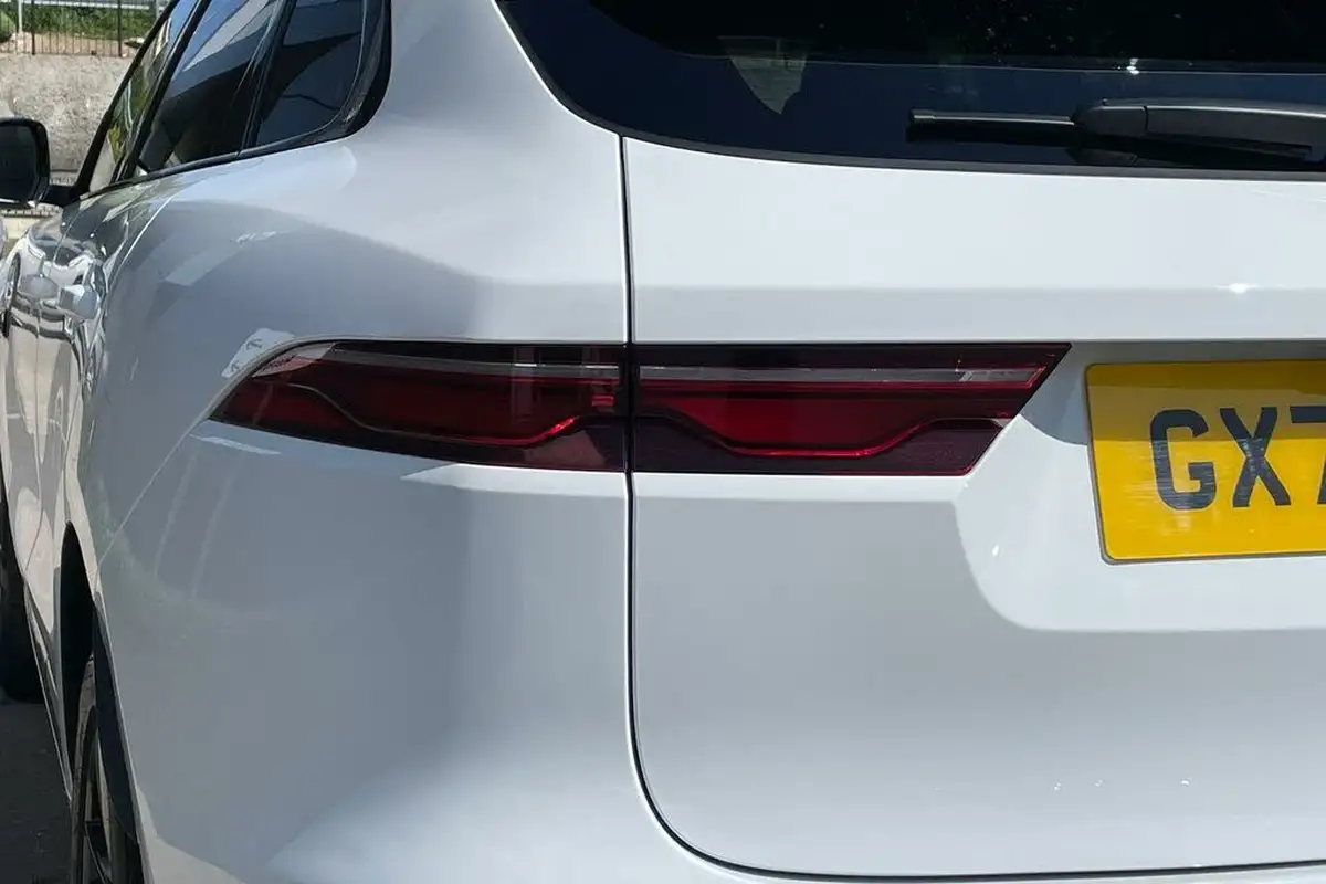 2023-jaguar-f-pace-20-d200-r-dynamic-se-black-big-24