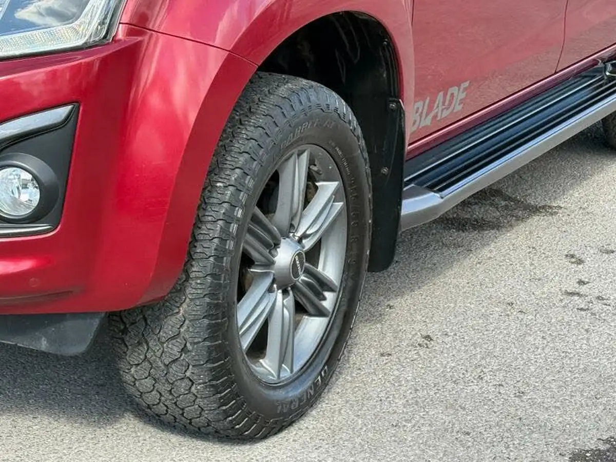 2019-isuzu-d-max-19td-blade-auto-big-12