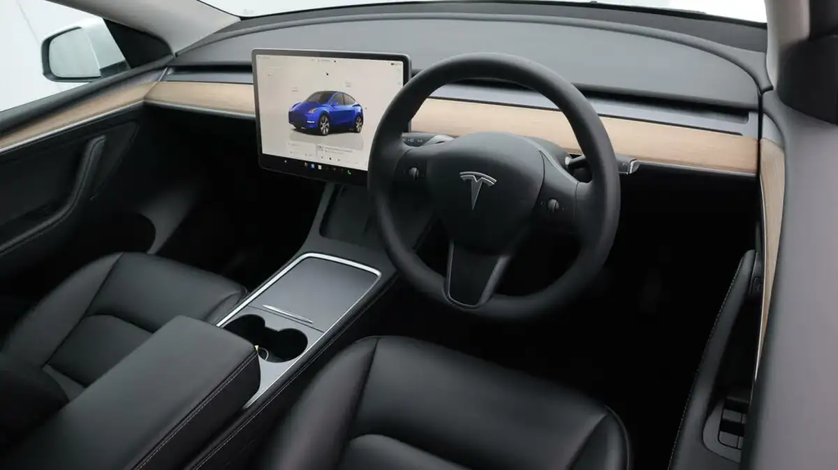 2022-tesla-model-y-e-long-range-big-9