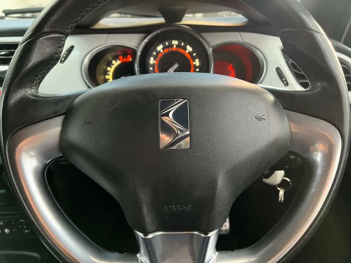 2010-citroen-ds3-16td-black-big-16