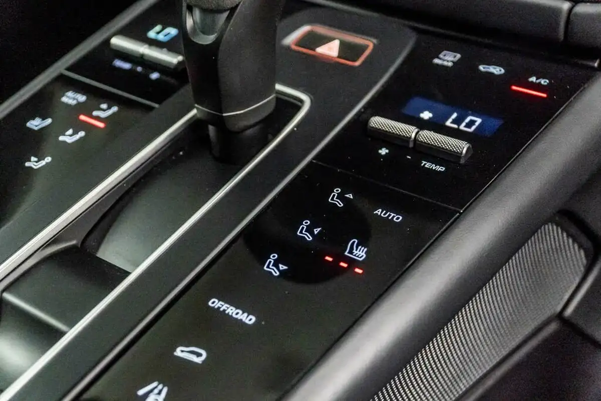 2024-porsche-macan-29-v6-gts-big-35