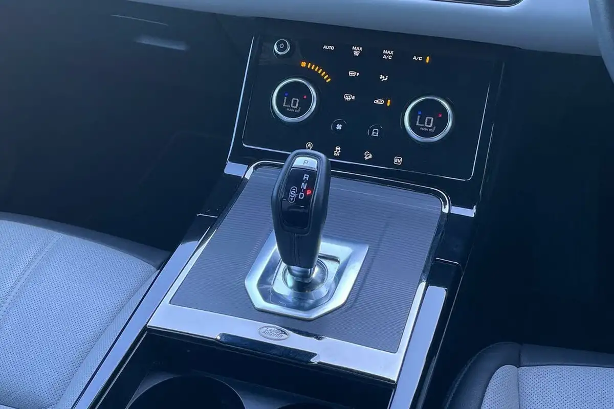 2023-land-rover-range-rover-evoque-15-p300e-r-dynamic-se-big-18