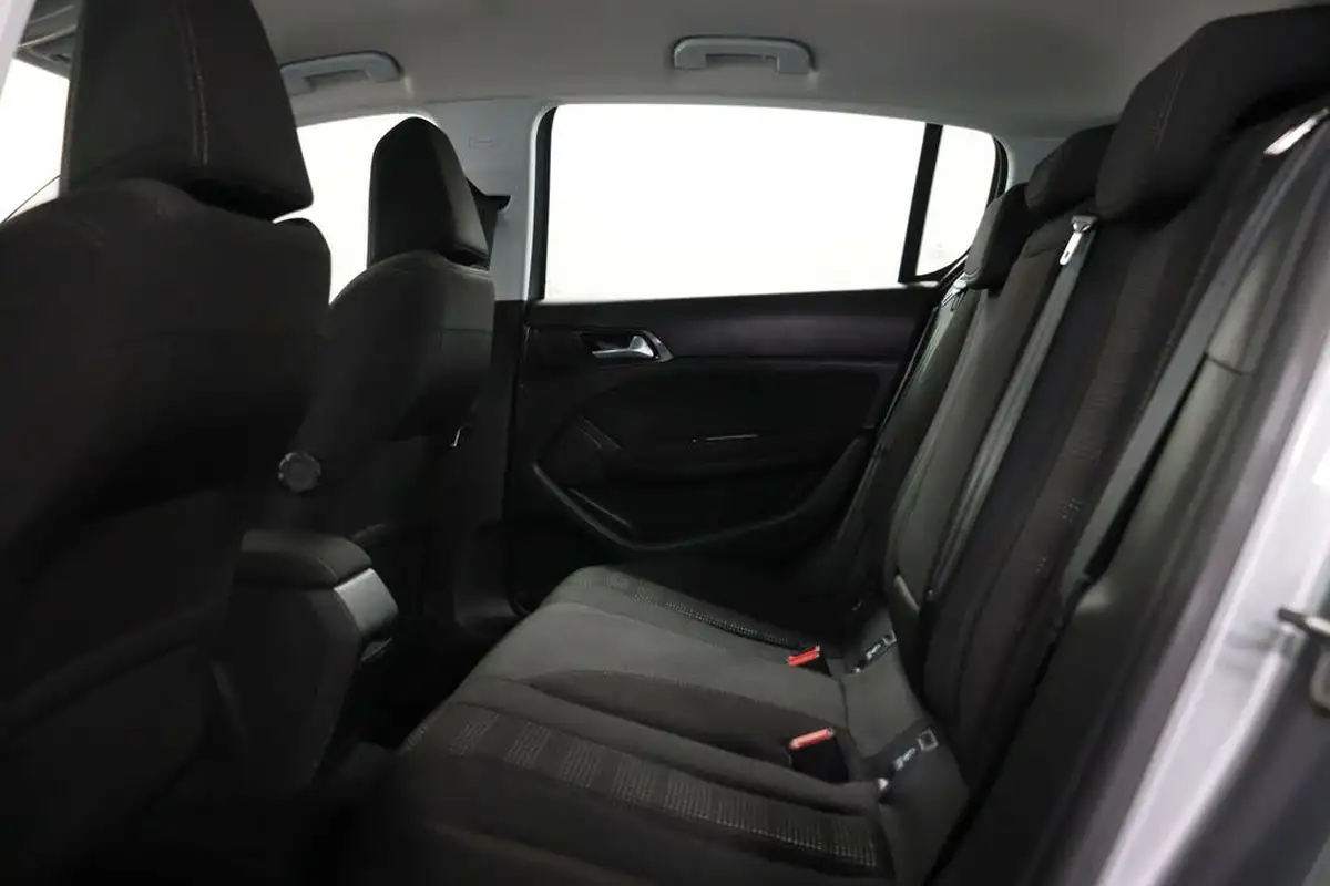 2016-peugeot-308-12-puretech-allure-130bhp-big-36