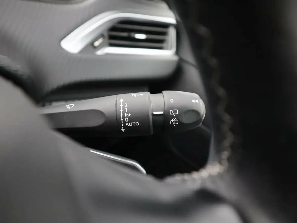 2019-peugeot-2008-suv-12-puretech-allure-premium-82bhp-big-26
