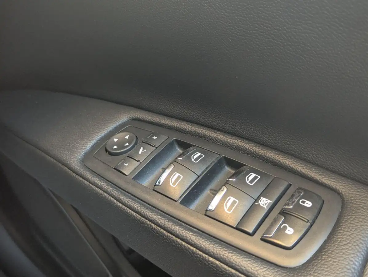 2015-maserati-ghibli-30td-big-10