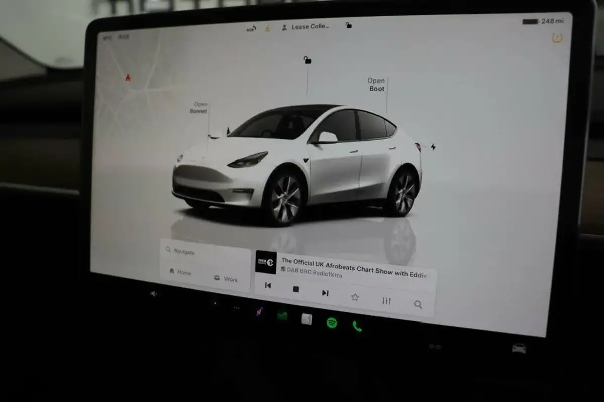 2024-tesla-model-y-e-rwd-big-24