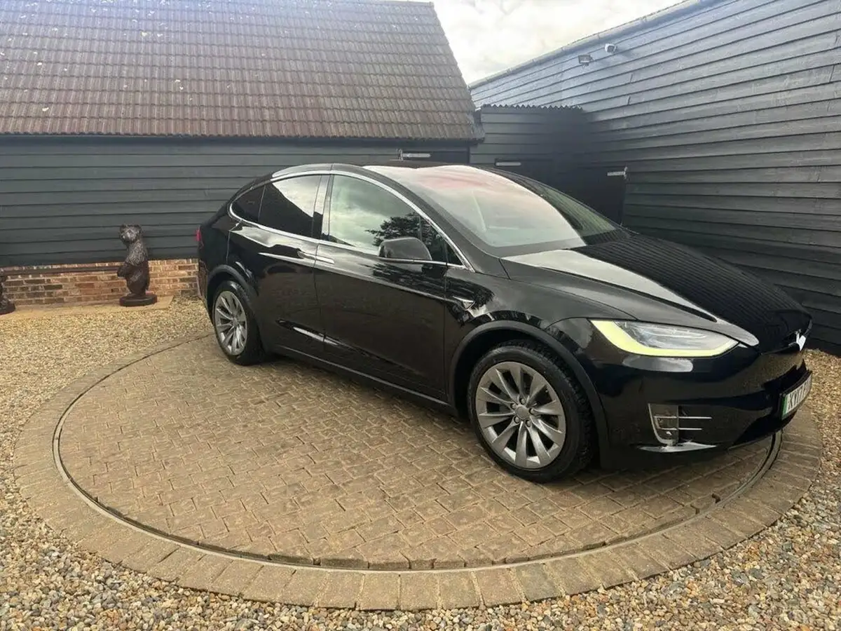 2017-tesla-model-x-e-75d-big-24