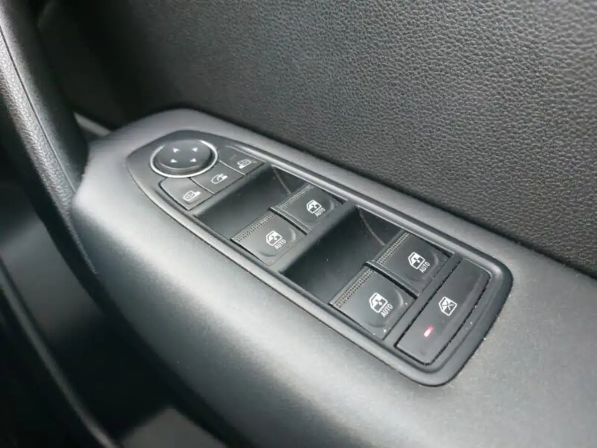 2021-renault-captur-10-tce-play-100bhp-big-16