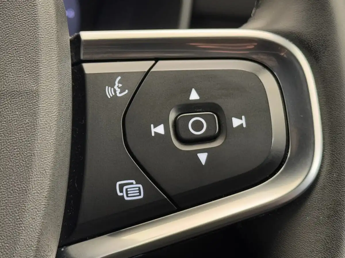 2023-volvo-xc40-20-b3-plus-big-23