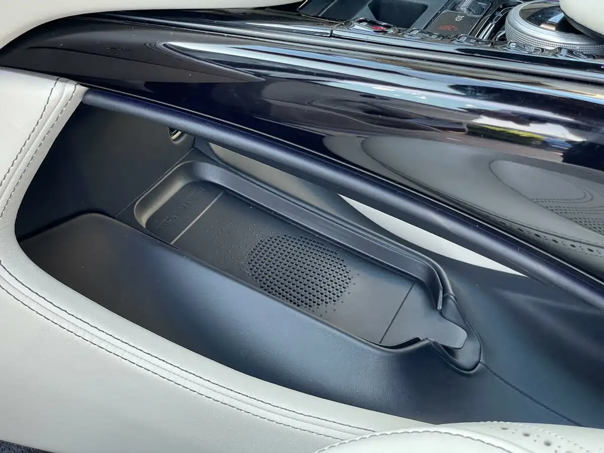 2024-aston-martin-dbx-40-v8-big-33