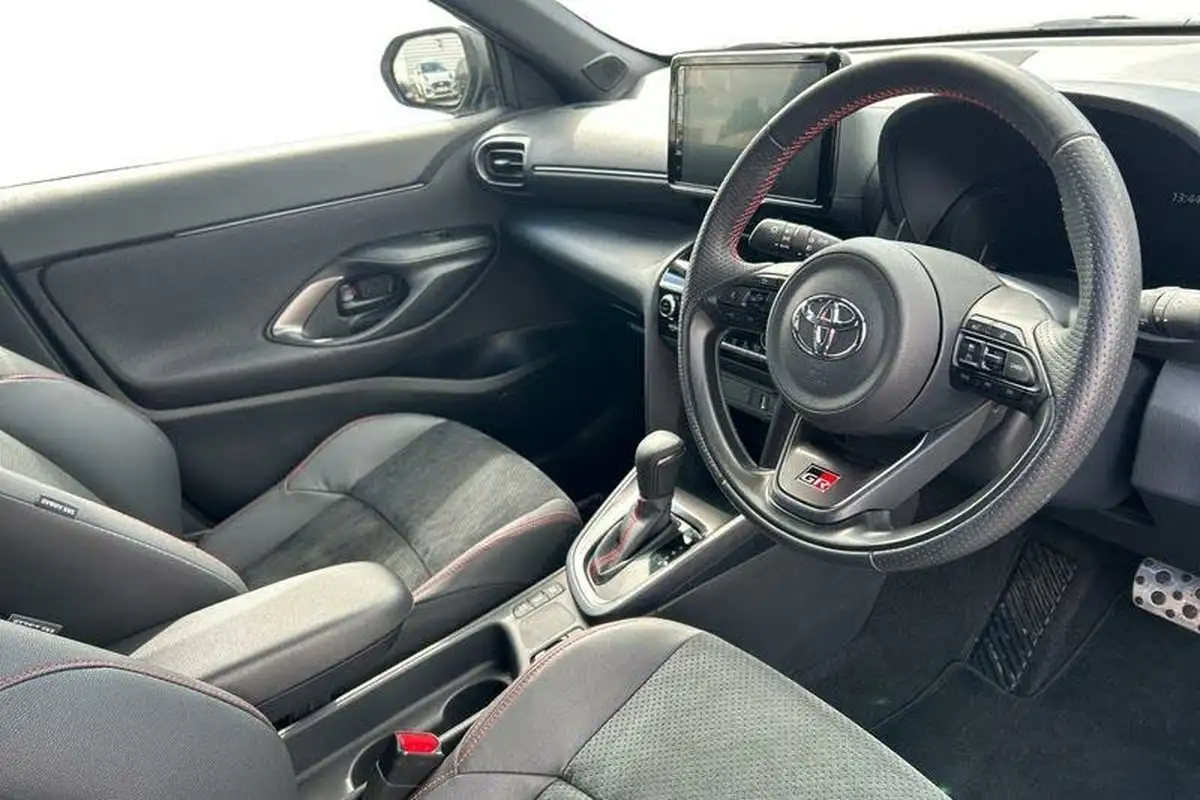 2023-toyota-yaris-cross-15-vvt-i-gr-sport-big-8