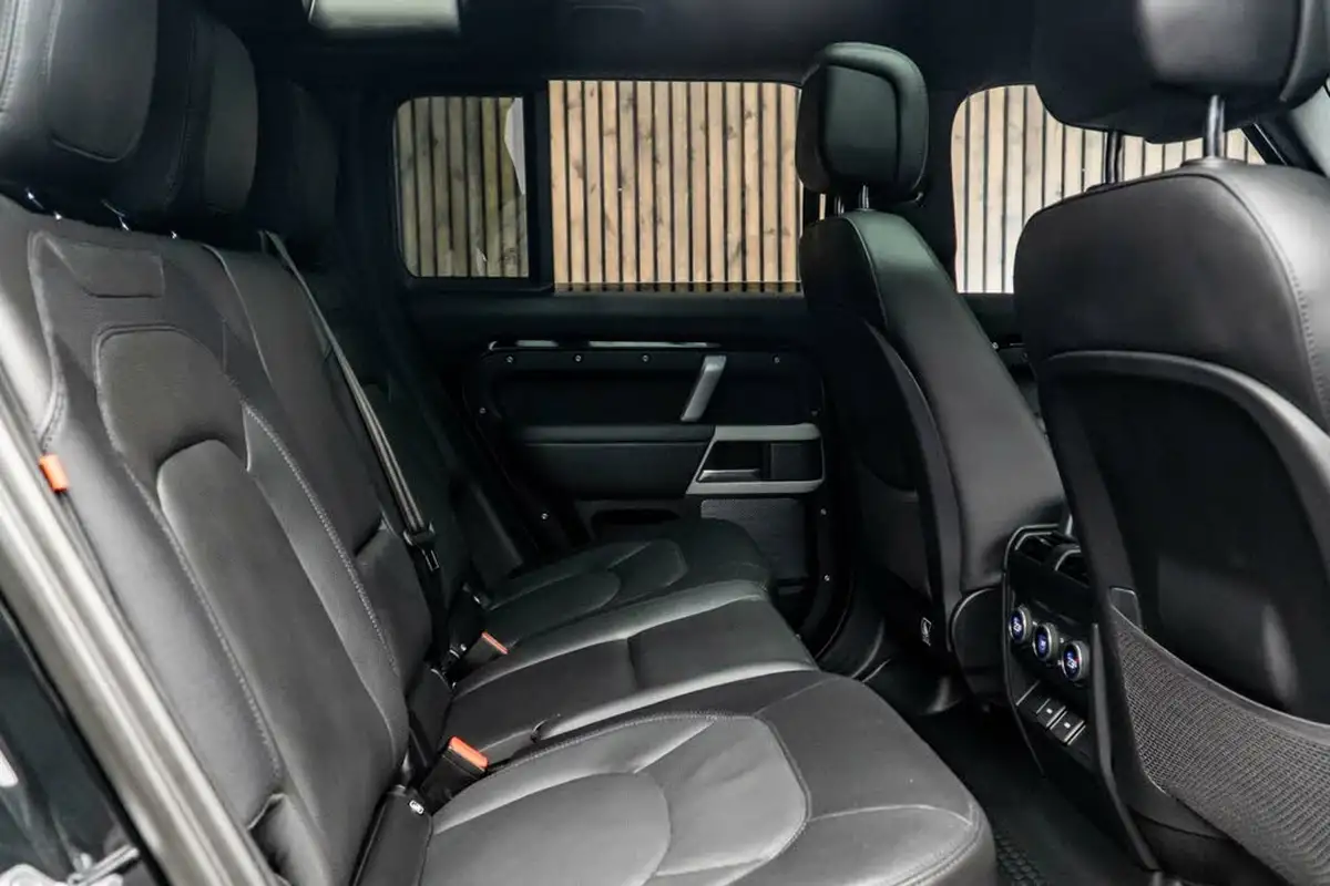 2023-land-rover-110-defender-30-d300-x-dynamic-hse-big-39