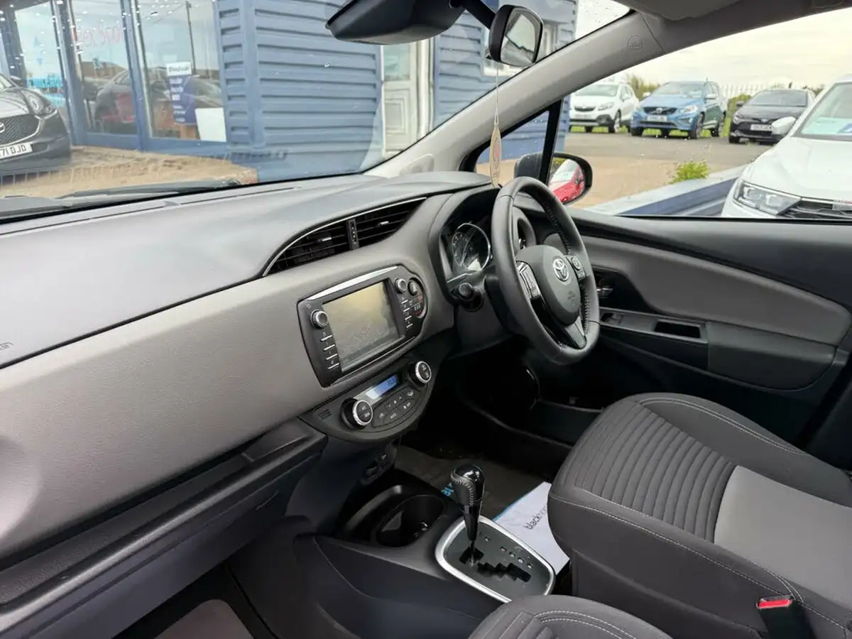2019-toyota-yaris-15-vvt-i-icon-tech-98bhp-hybrid-1497cc-e-cvt-big-25