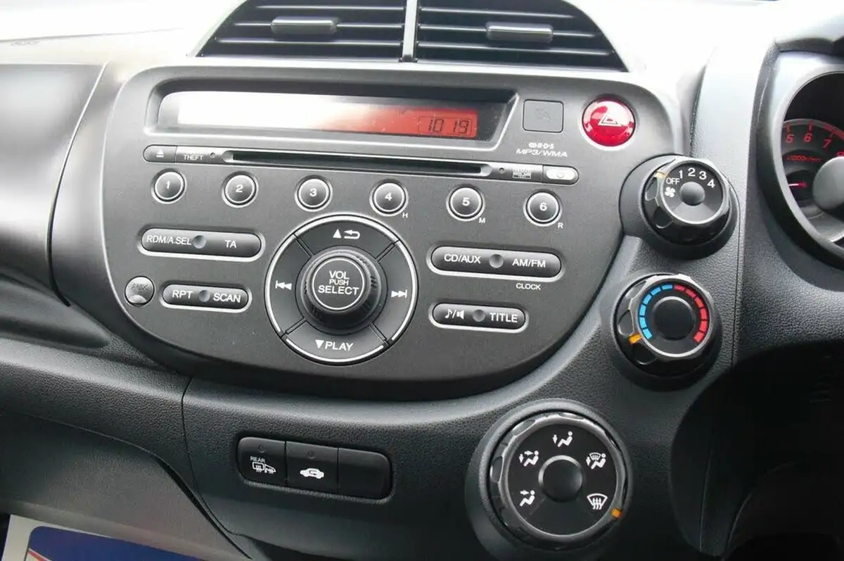2014-honda-jazz-12-s-big-10