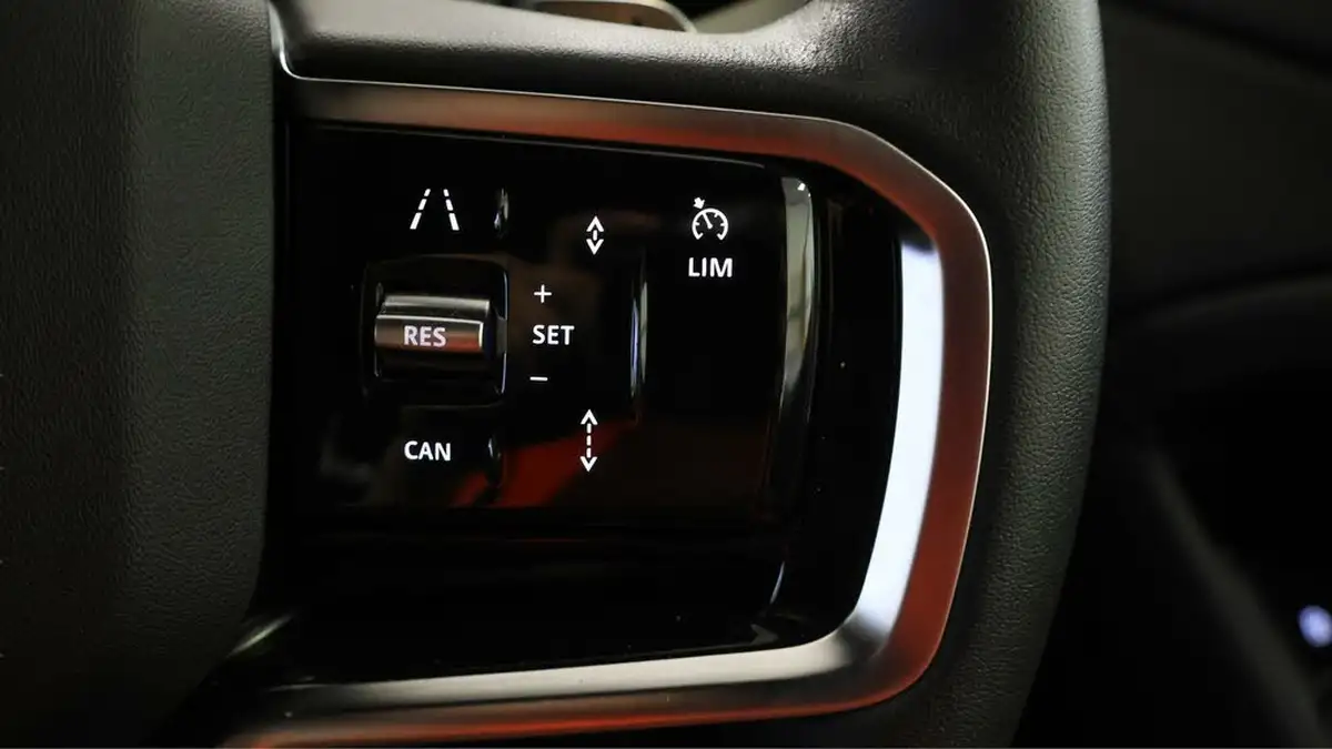 2022-land-rover-range-rover-evoque-15-p300e-r-dynamic-s-big-22