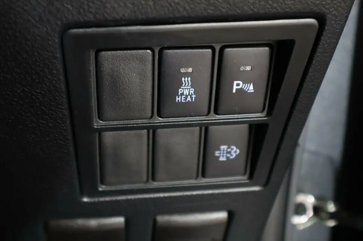 2021-toyota-hi-lux-28d-4d-invincible-x-at35-204hpeu6dt-e-big-18