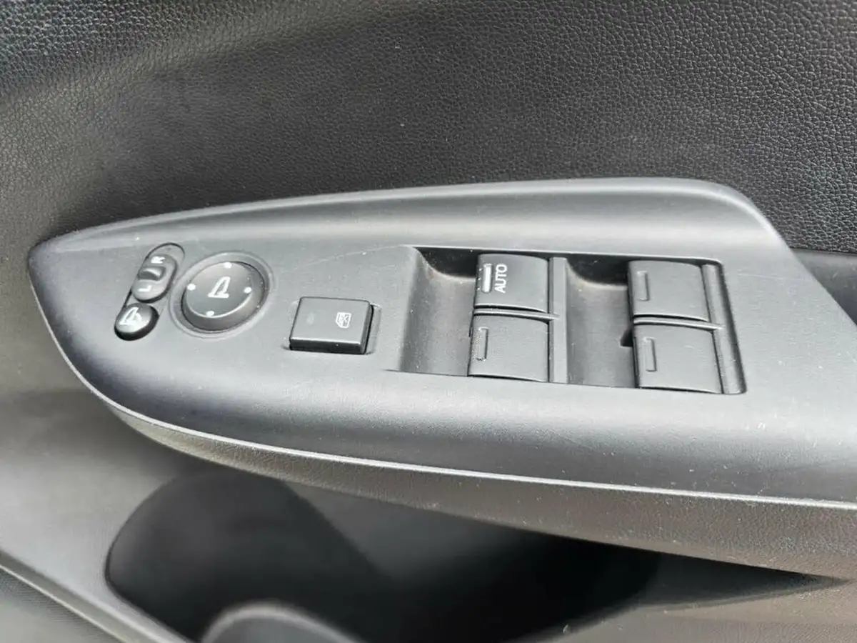2013-honda-fit-18-hybrid-cruise-big-16