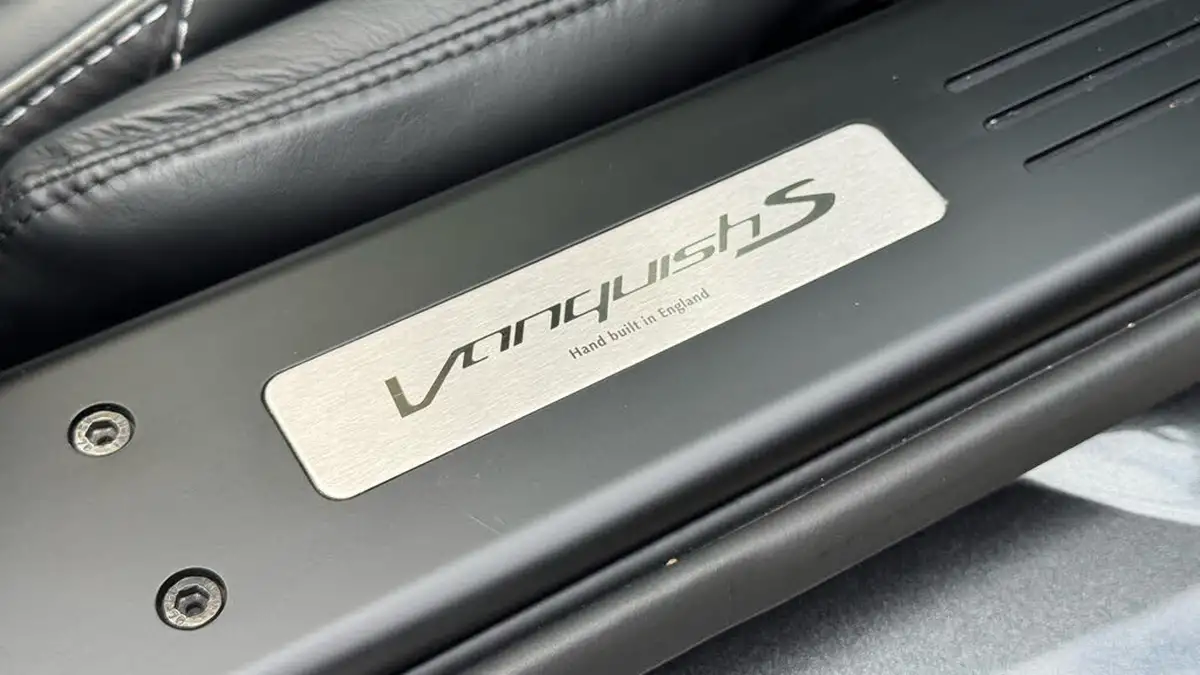 2018-aston-martin-vanquish-59-volante-big-21