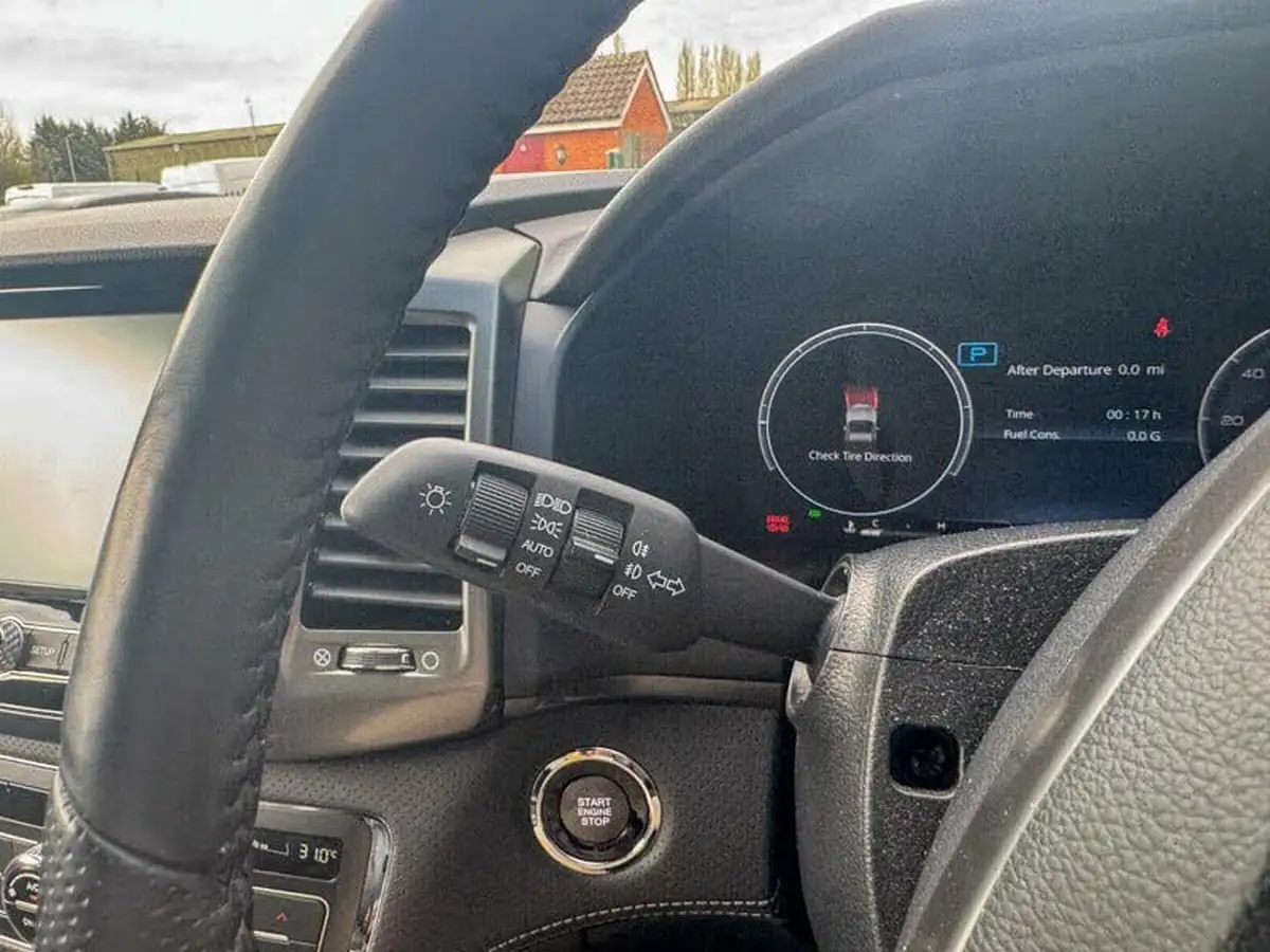 2023-kgm-ssangyong-musso-22td-saracen-202pseu6d-big-11