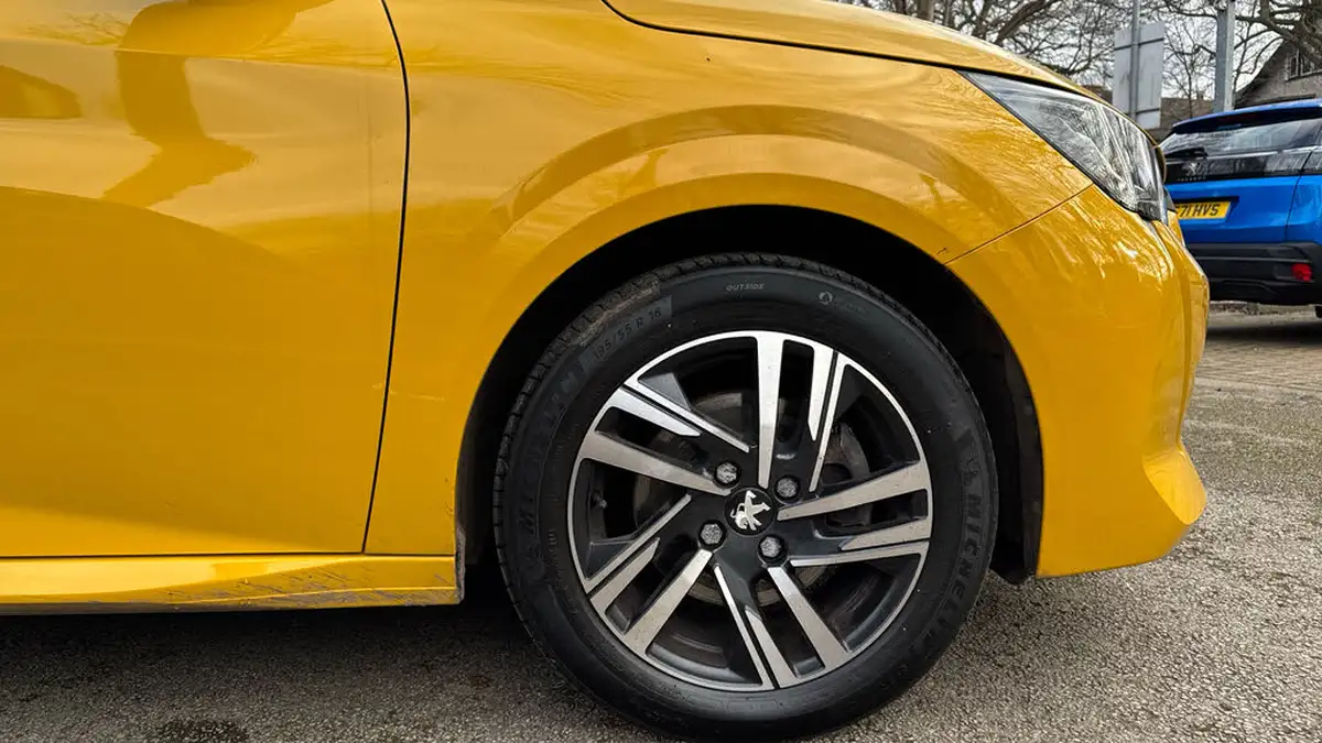 2023-peugeot-208-12-puretech-active-premium-100ps-eat8-big-13