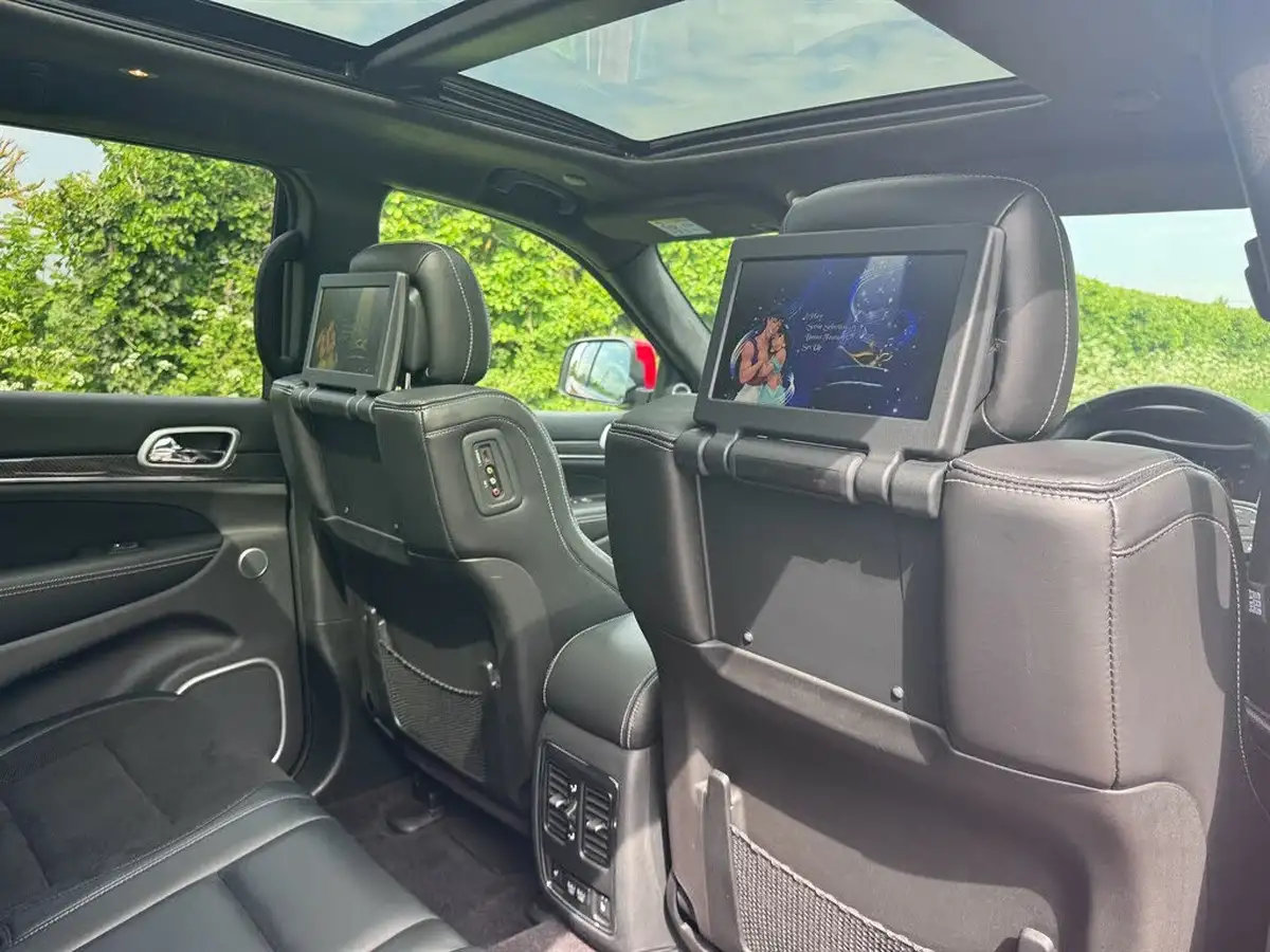 2017-jeep-grand-cherokee-64-hemi-srt-big-19