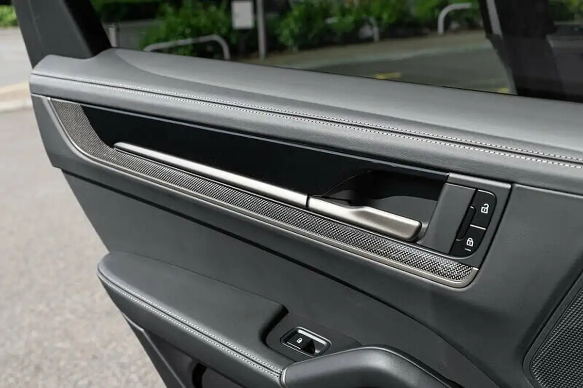 2025-porsche-cayenne-40-v8-turbo-e-hybrid-station-wagon-big-15