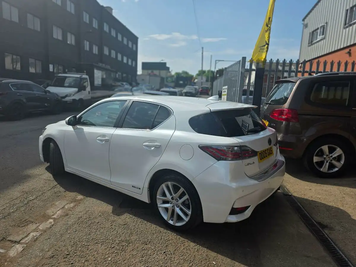 2015-lexus-ct-200h-18-advance-cvt-big-1